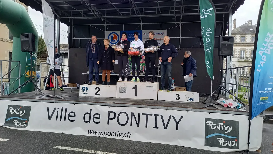 Le podium de la course féminine accompagné de Michel Jarnigon, Christine Le Strat et Erwan Le Borgne